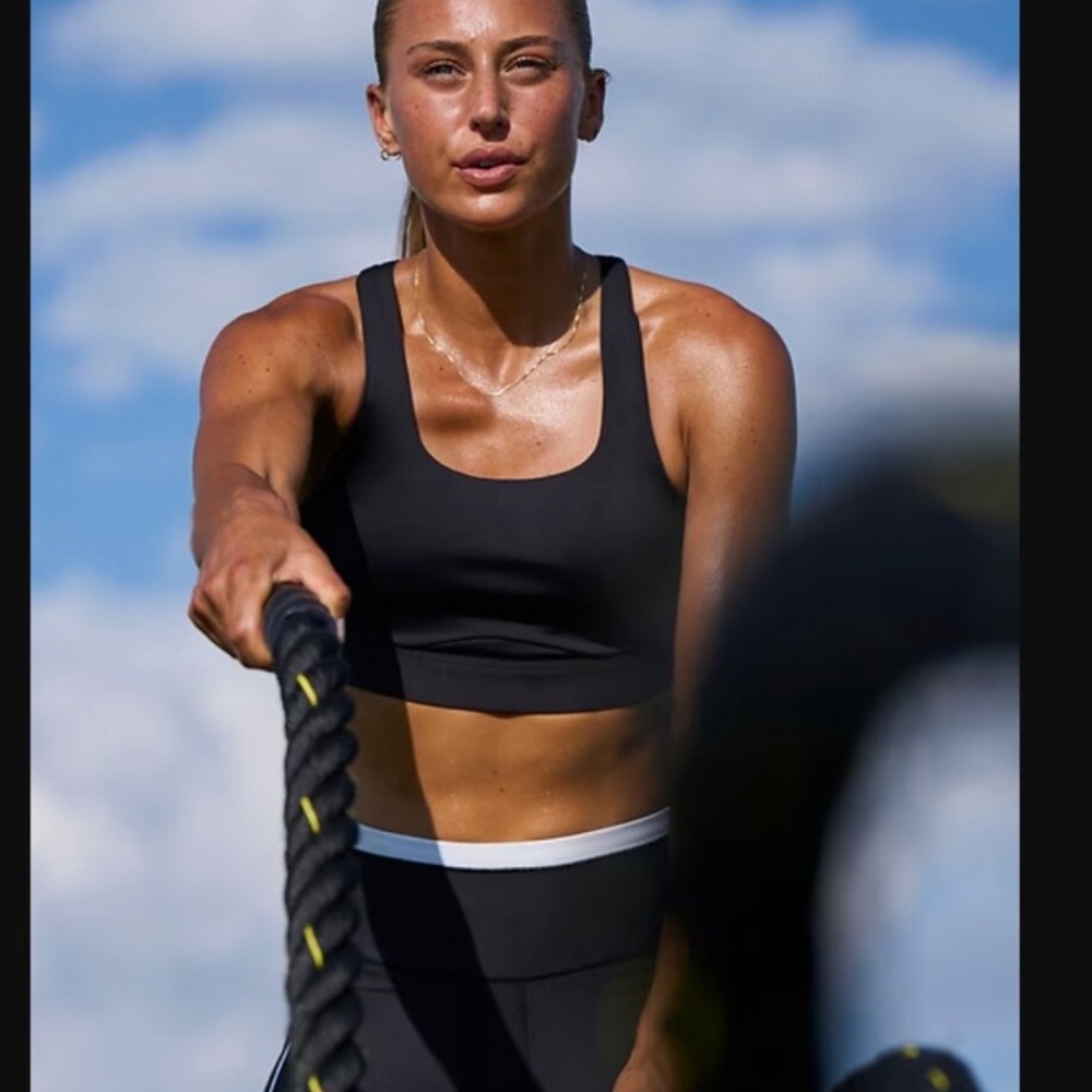 • Athleta • Women’s Interval Sports Bra Mesh 
Black Small